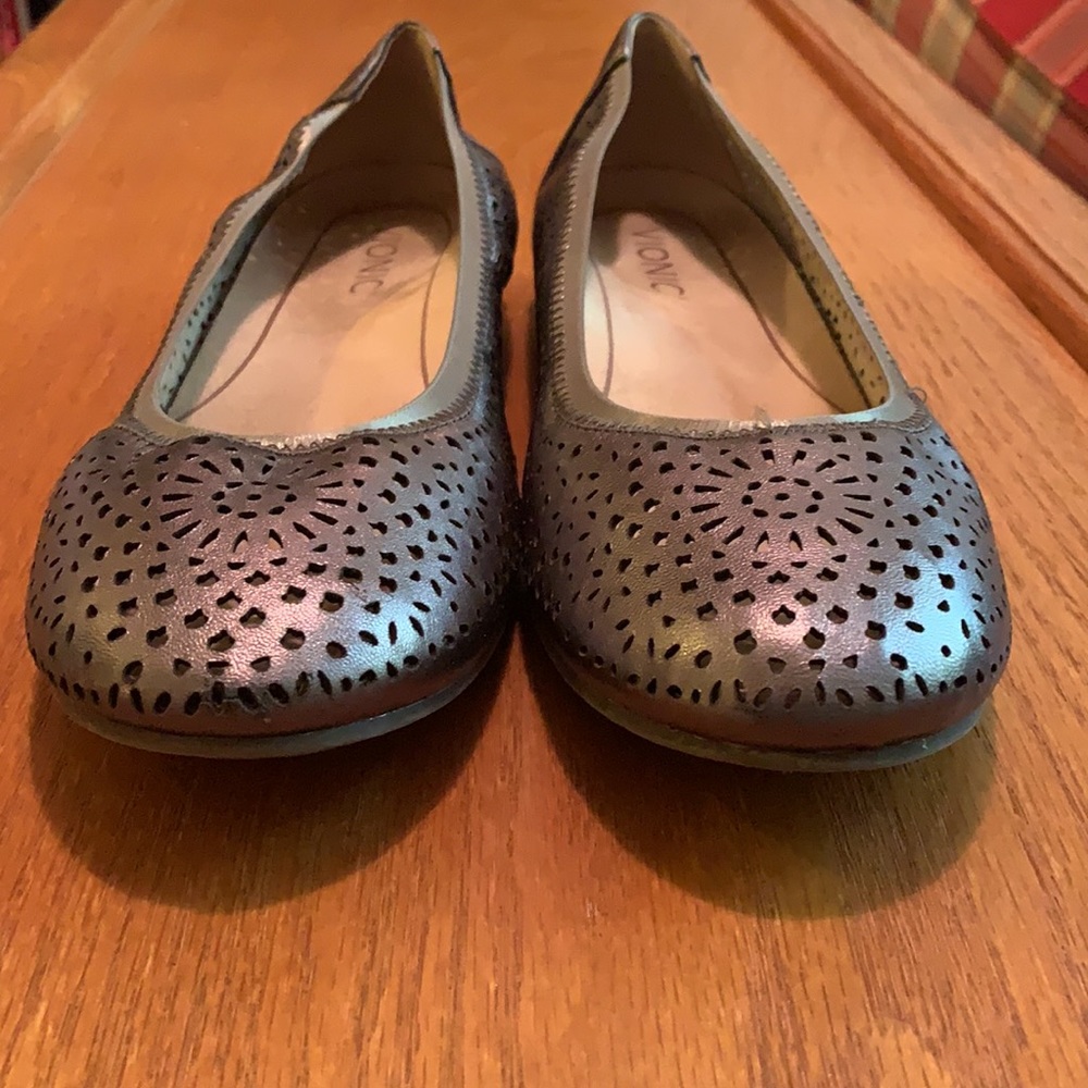 Like New In Box Vionic Pewter Robyn Style Flats - image 7